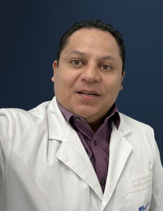 El Dr. Joseph Arnold Vergara Montán con bata blanca, sonriendo
